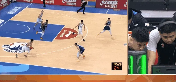 谷泽浴快攻时被青岛球员两人夹击撞倒，裁判吹罚普通犯规